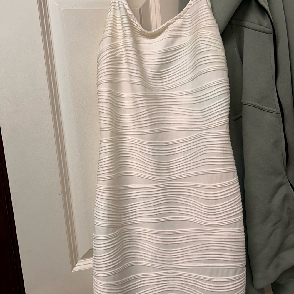 Elegant White Sleeveless Dress